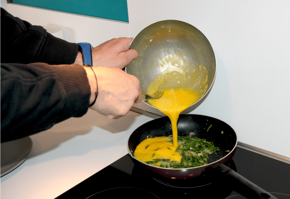 Préparation de l'omelette aux asperges