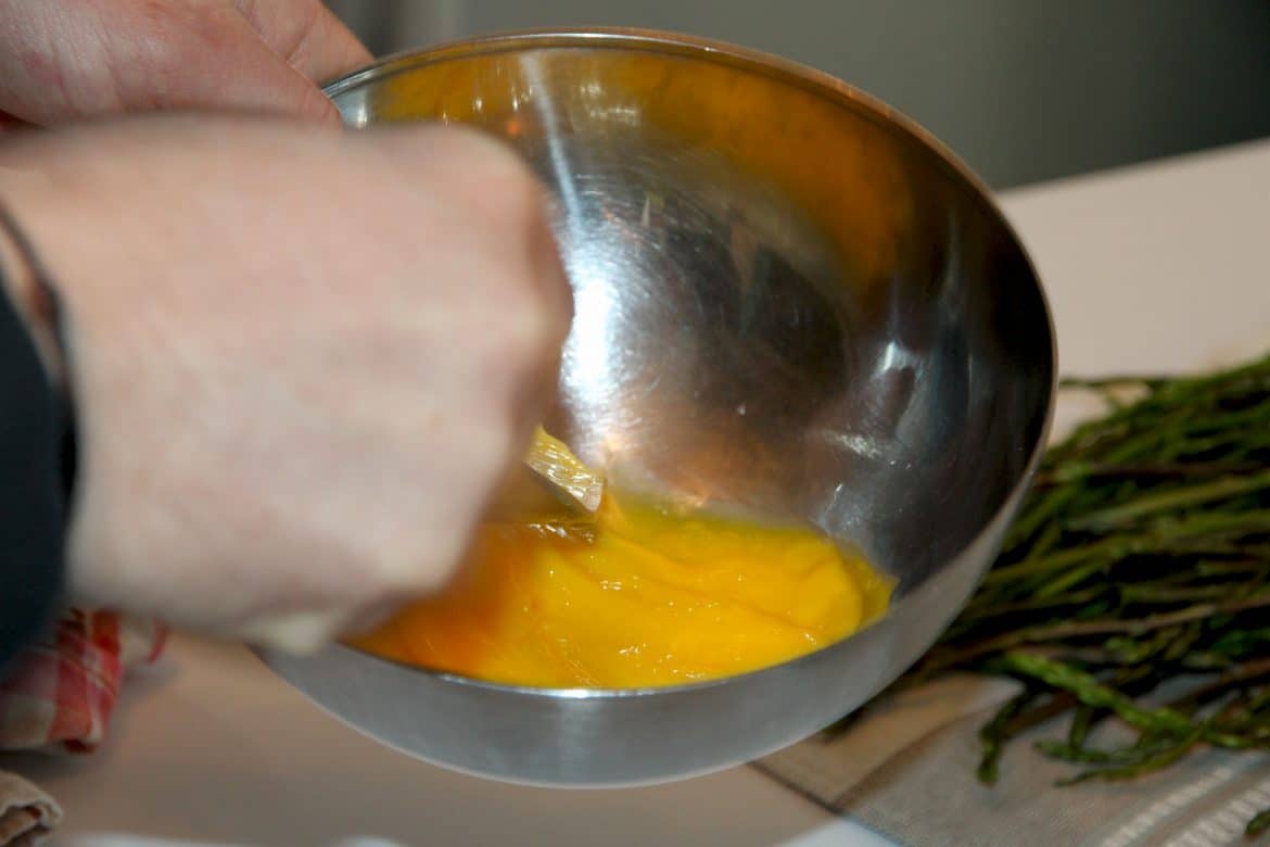 Préparation de l'omelette aux asperges